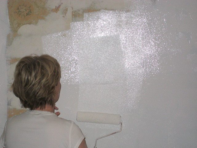 Глянцевая краска для стен: виды материала и нюансы окрашивания